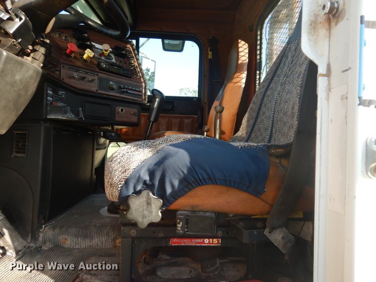 image for item DM2968 2001 Freightliner FLD120  semi truck