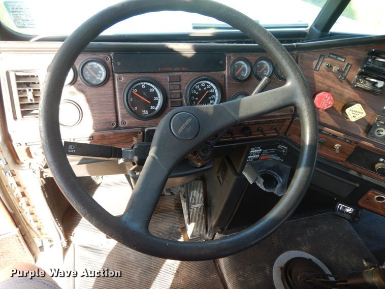 image for item DM2968 2001 Freightliner FLD120  semi truck