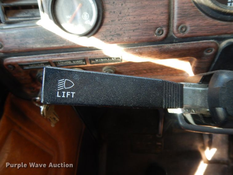 image for item DM2968 2001 Freightliner FLD120  semi truck