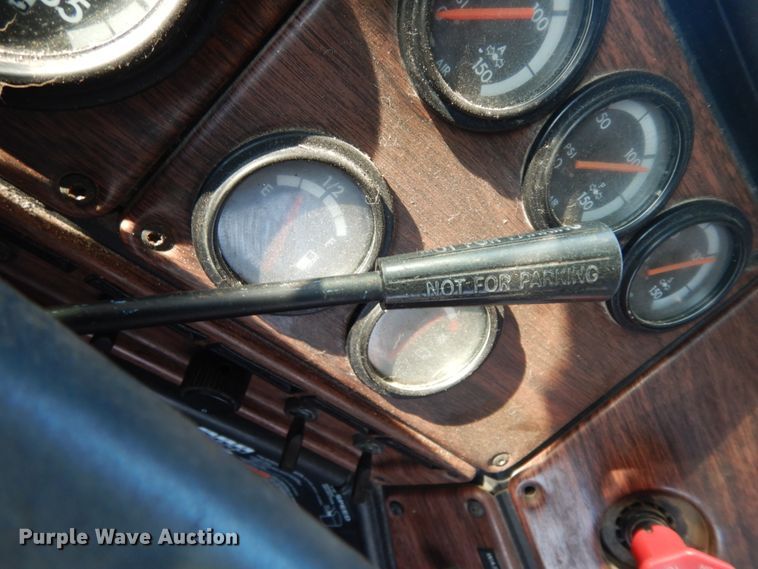 image for item DM2968 2001 Freightliner FLD120  semi truck