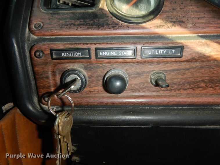 image for item DM2968 2001 Freightliner FLD120  semi truck