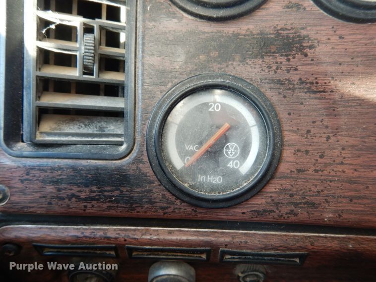 image for item DM2968 2001 Freightliner FLD120  semi truck