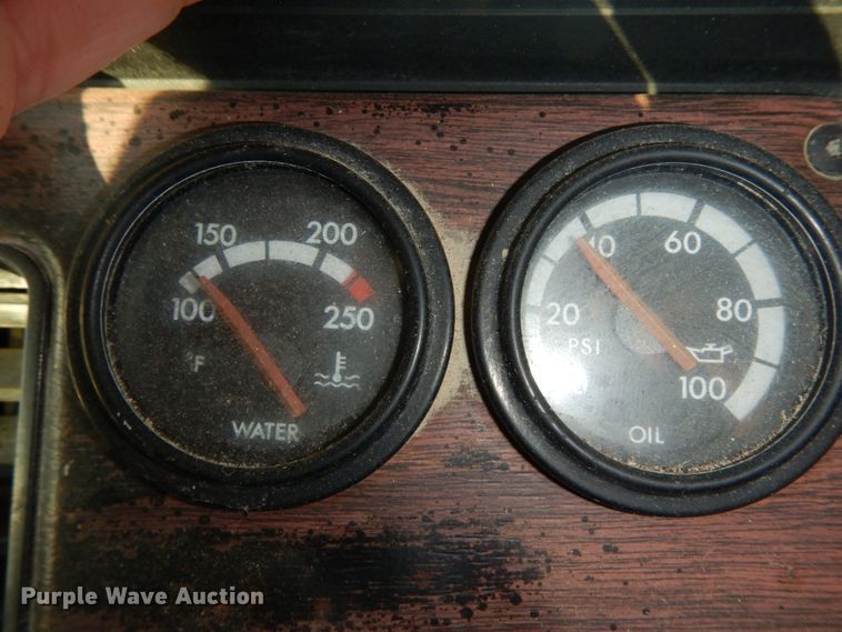 image for item DM2968 2001 Freightliner FLD120  semi truck