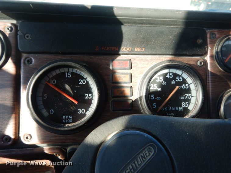 image for item DM2968 2001 Freightliner FLD120  semi truck