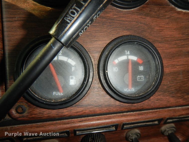 image for item DM2968 2001 Freightliner FLD120  semi truck