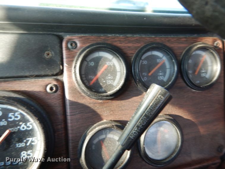 image for item DM2968 2001 Freightliner FLD120  semi truck