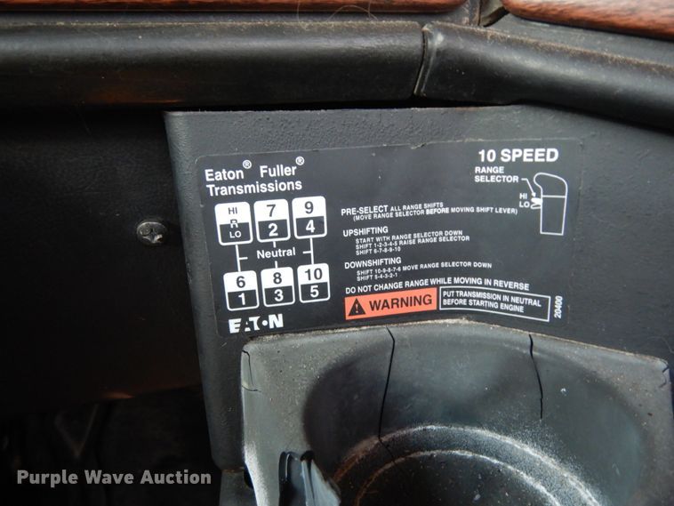 image for item DM2968 2001 Freightliner FLD120  semi truck