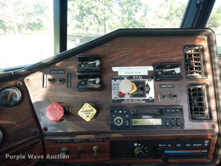 image for item DM2968 2001 Freightliner FLD120  semi truck