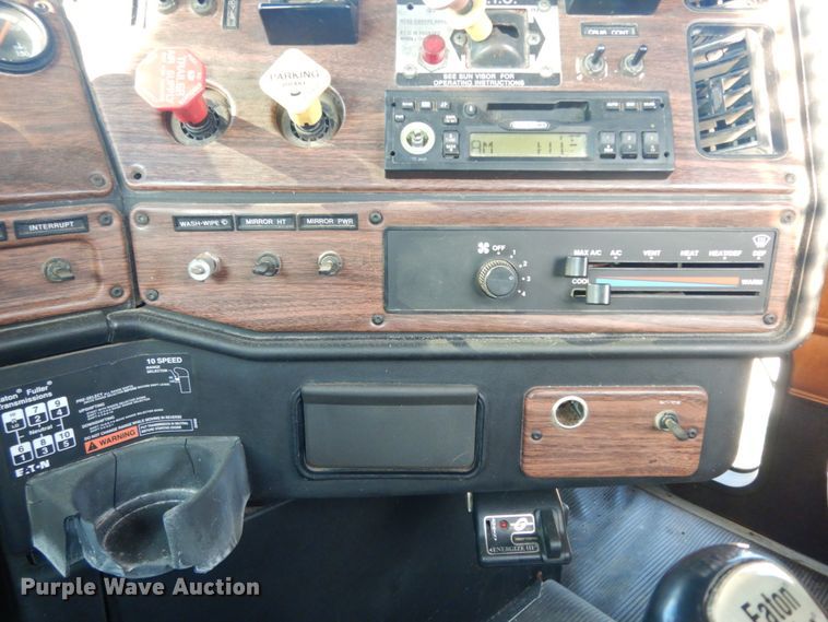 image for item DM2968 2001 Freightliner FLD120  semi truck