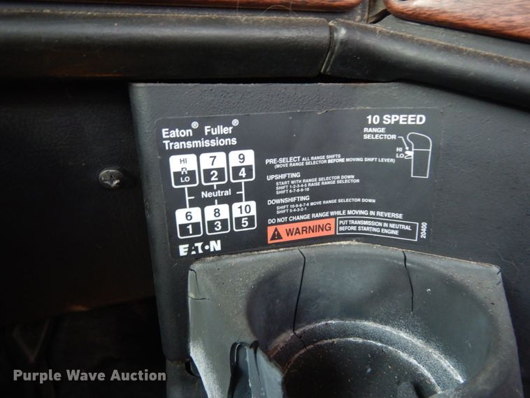 image for item DM2968 2001 Freightliner FLD120  semi truck