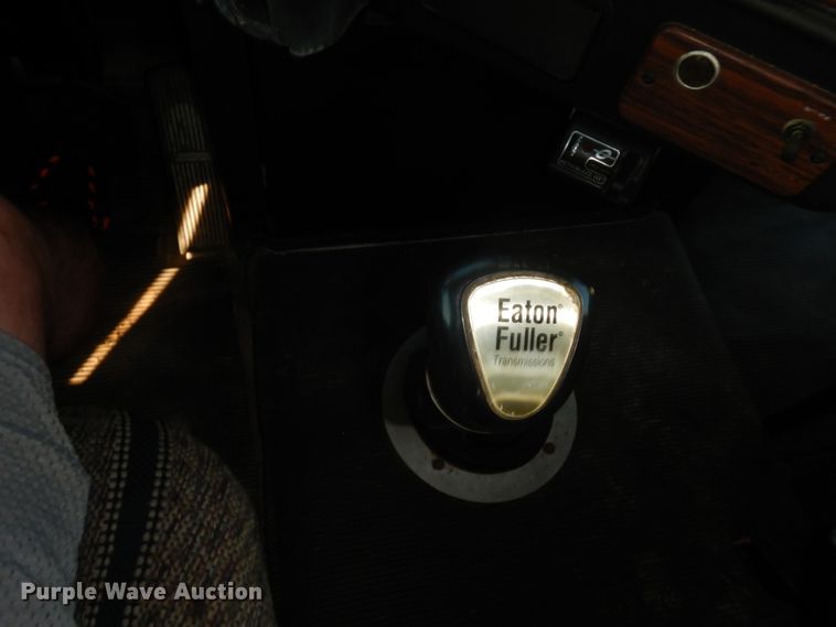 image for item DM2968 2001 Freightliner FLD120  semi truck