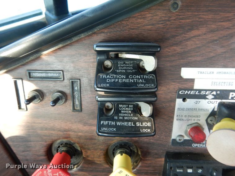 image for item DM2968 2001 Freightliner FLD120  semi truck