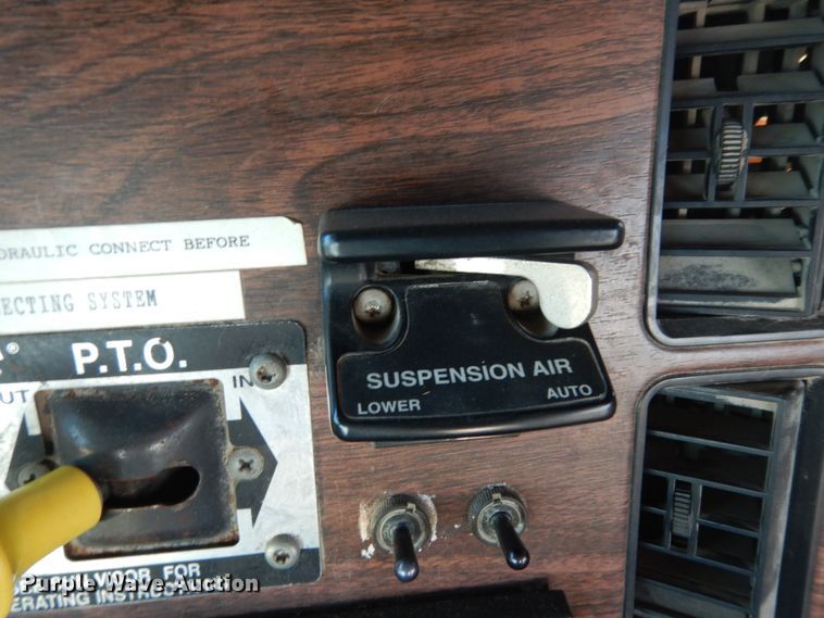 image for item DM2968 2001 Freightliner FLD120  semi truck