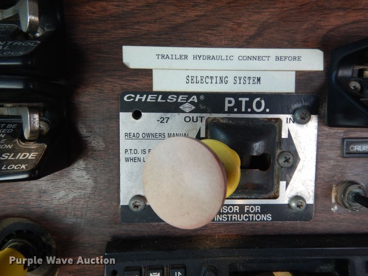 image for item DM2968 2001 Freightliner FLD120  semi truck