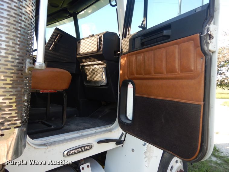 image for item DM2968 2001 Freightliner FLD120  semi truck