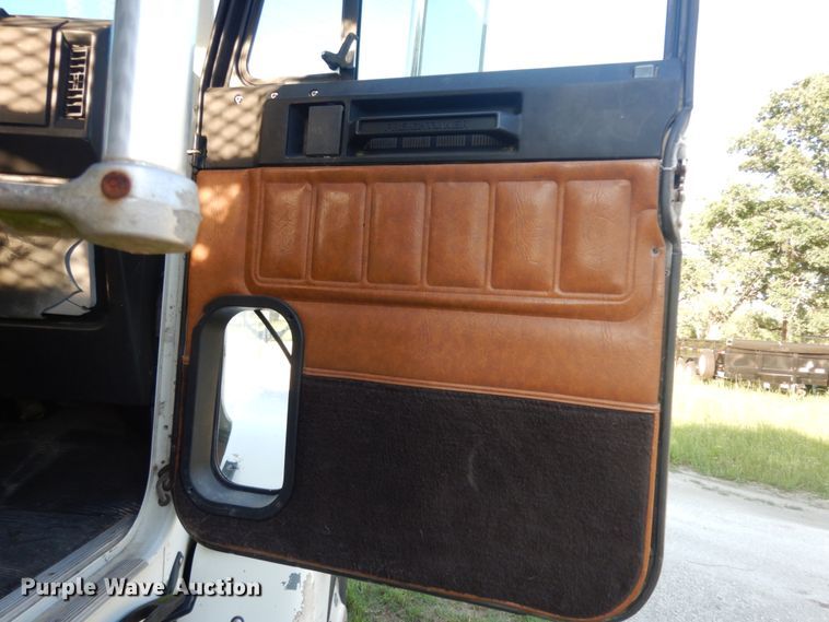 image for item DM2968 2001 Freightliner FLD120  semi truck