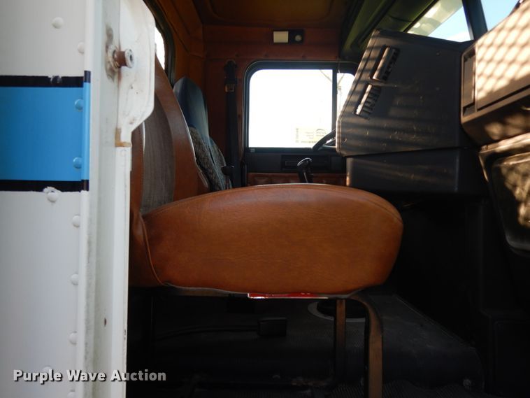 image for item DM2968 2001 Freightliner FLD120  semi truck