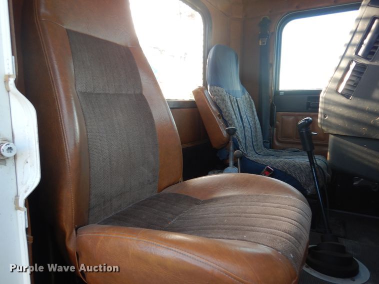 image for item DM2968 2001 Freightliner FLD120  semi truck