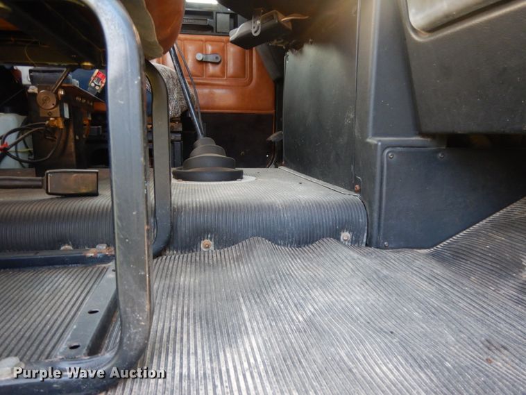 image for item DM2968 2001 Freightliner FLD120  semi truck