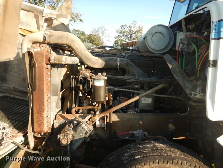 image for item DM2968 2001 Freightliner FLD120  semi truck