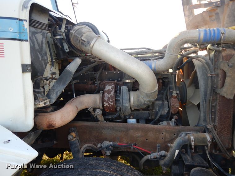 image for item DM2968 2001 Freightliner FLD120  semi truck