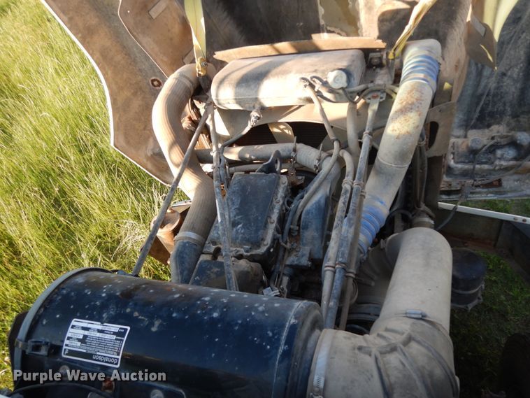 image for item DM2968 2001 Freightliner FLD120  semi truck