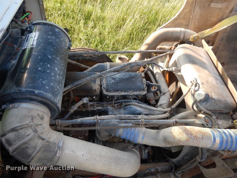 image for item DM2968 2001 Freightliner FLD120  semi truck