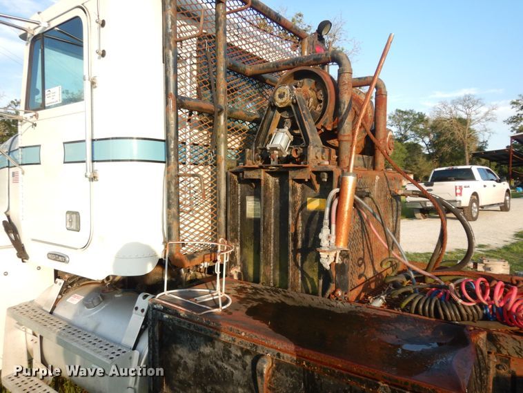 image for item DM2968 2001 Freightliner FLD120  semi truck