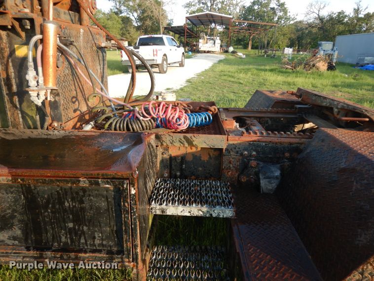 image for item DM2968 2001 Freightliner FLD120  semi truck