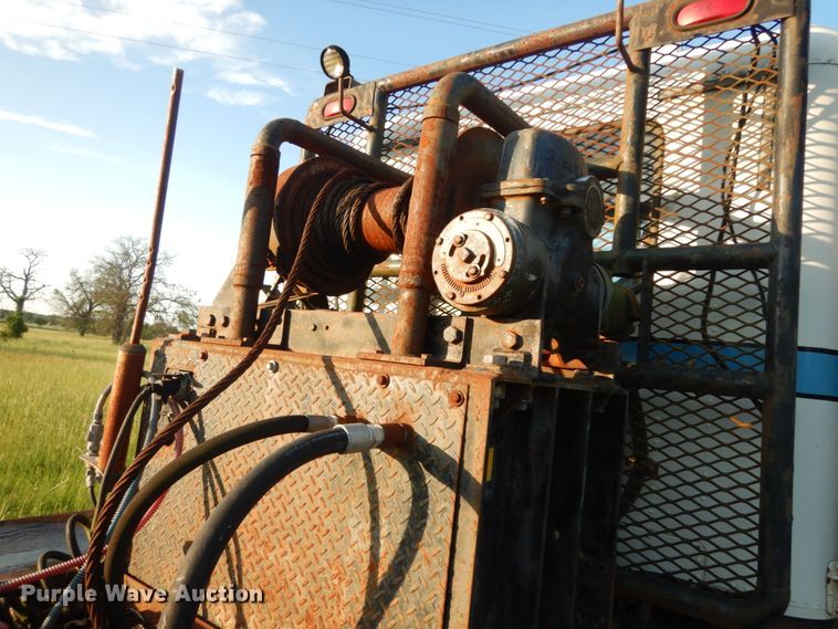 image for item DM2968 2001 Freightliner FLD120  semi truck