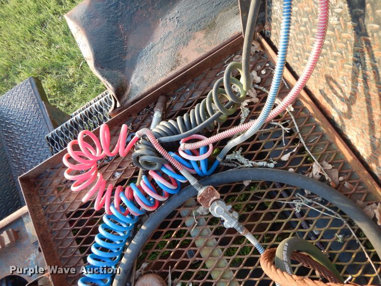 image for item DM2968 2001 Freightliner FLD120  semi truck