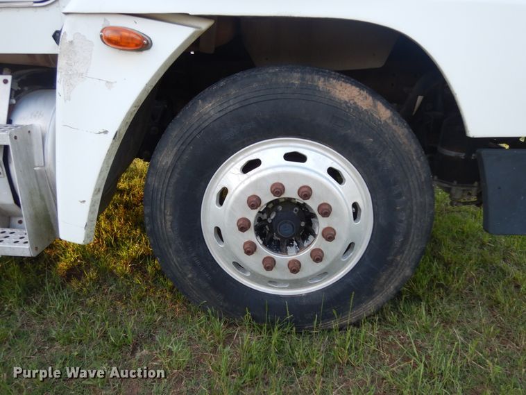 image for item DM2968 2001 Freightliner FLD120  semi truck