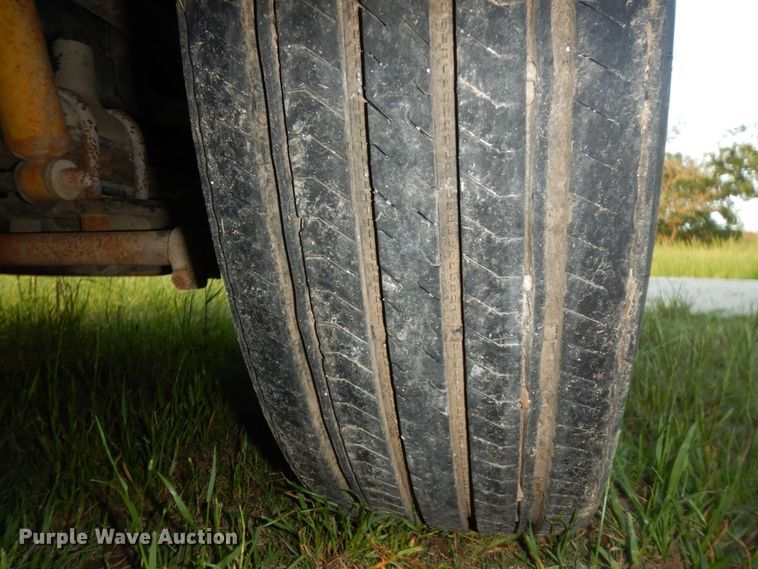 image for item DM2968 2001 Freightliner FLD120  semi truck