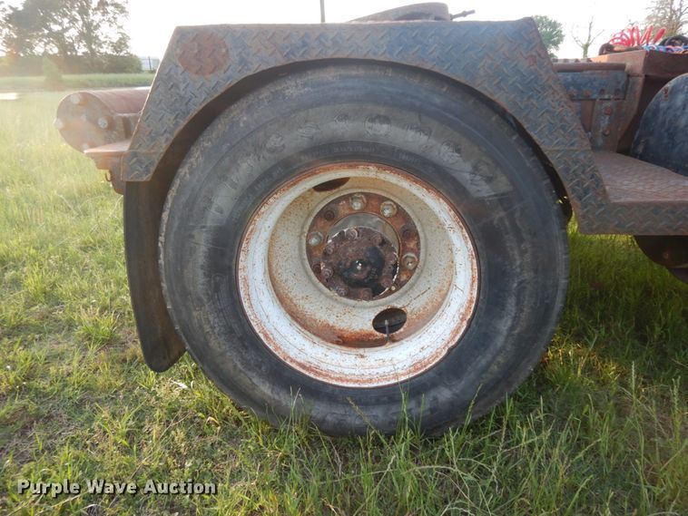 image for item DM2968 2001 Freightliner FLD120  semi truck