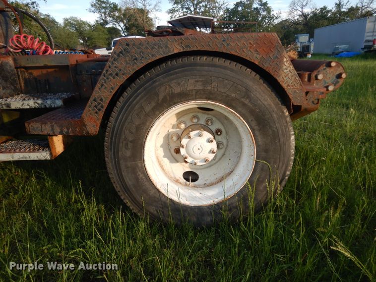 image for item DM2968 2001 Freightliner FLD120  semi truck