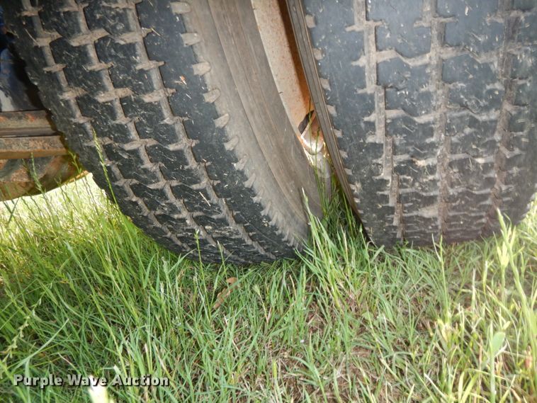 image for item DM2968 2001 Freightliner FLD120  semi truck