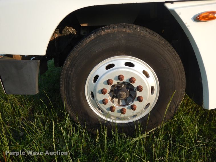 image for item DM2968 2001 Freightliner FLD120  semi truck