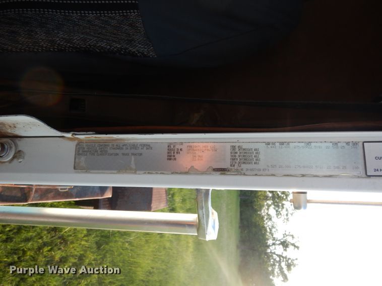 image for item DM2968 2001 Freightliner FLD120  semi truck