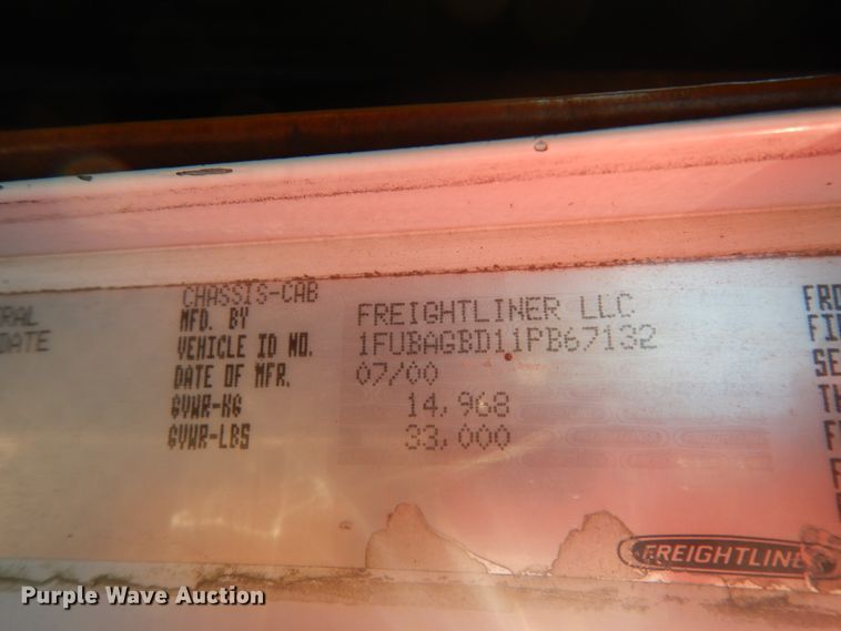 image for item DM2968 2001 Freightliner FLD120  semi truck