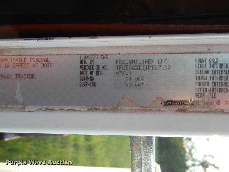 image for item DM2968 2001 Freightliner FLD120  semi truck