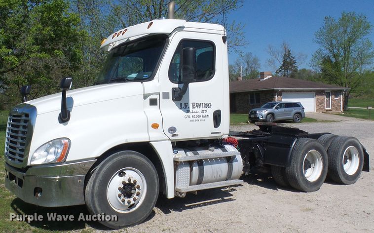 image for item DM2996 2012 Freightliner Cascadia 125  semi truck