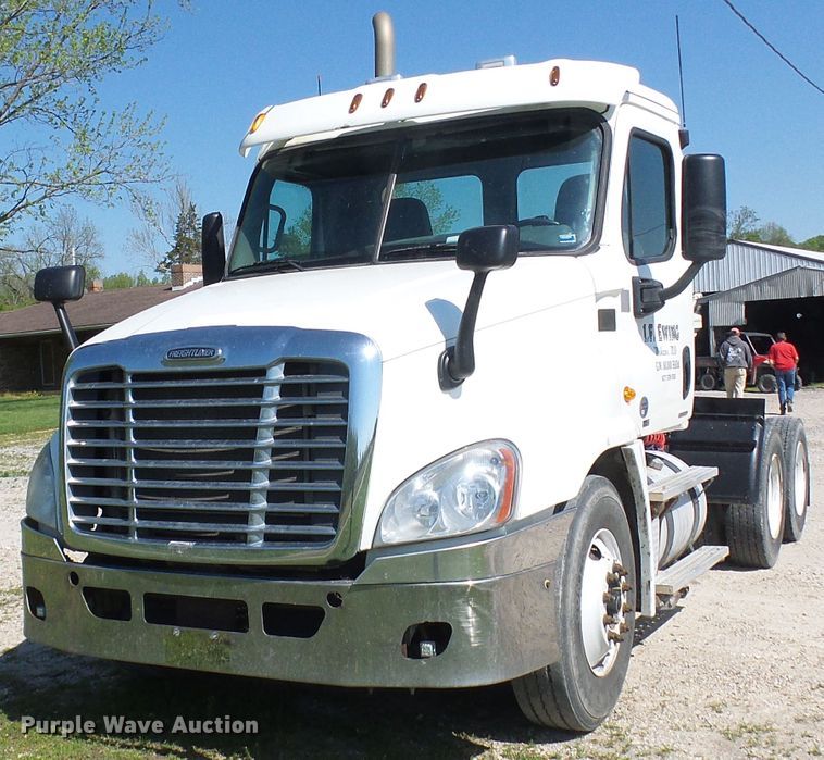 image for item DM2996 2012 Freightliner Cascadia 125  semi truck