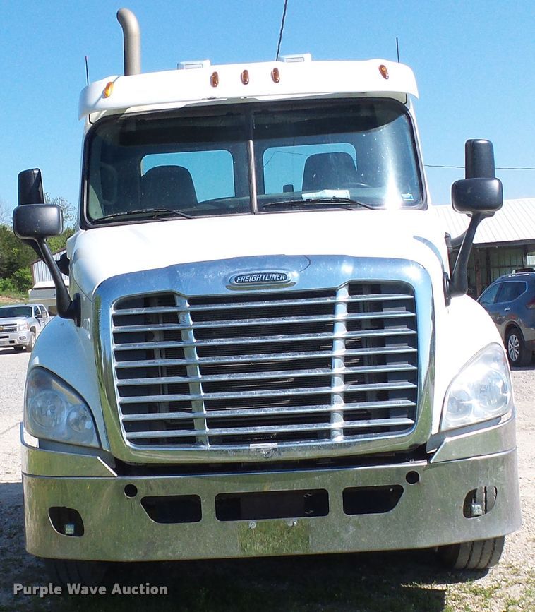 image for item DM2996 2012 Freightliner Cascadia 125  semi truck