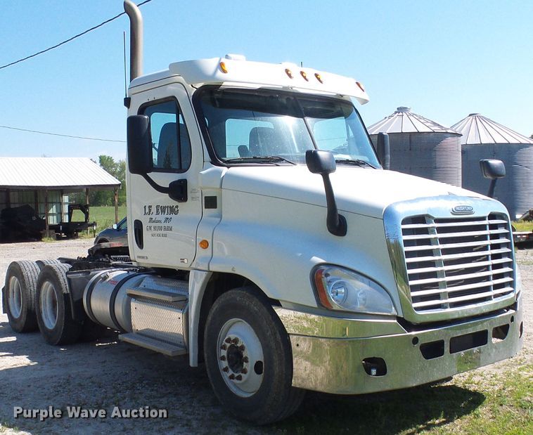 image for item DM2996 2012 Freightliner Cascadia 125  semi truck