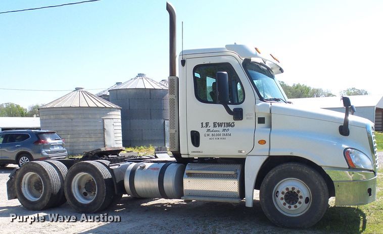 image for item DM2996 2012 Freightliner Cascadia 125  semi truck