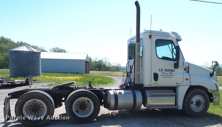 image for item DM2996 2012 Freightliner Cascadia 125  semi truck