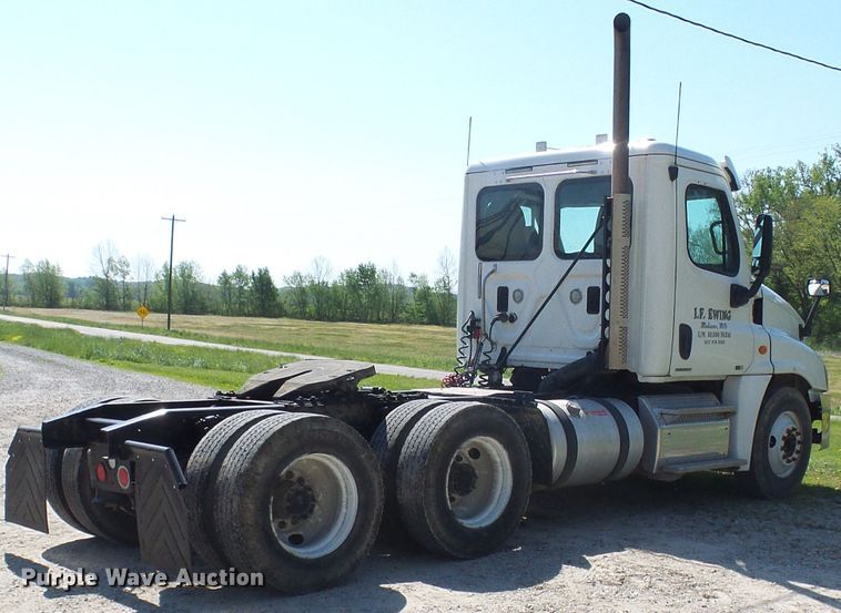image for item DM2996 2012 Freightliner Cascadia 125  semi truck