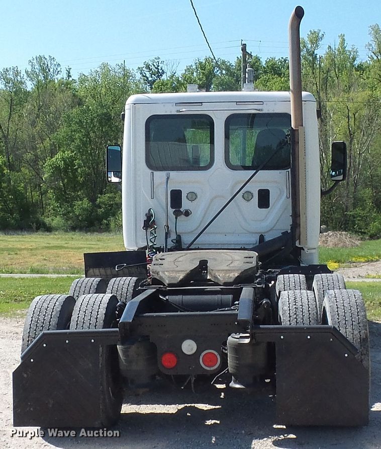 image for item DM2996 2012 Freightliner Cascadia 125  semi truck