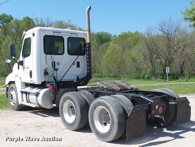 image for item DM2996 2012 Freightliner Cascadia 125  semi truck