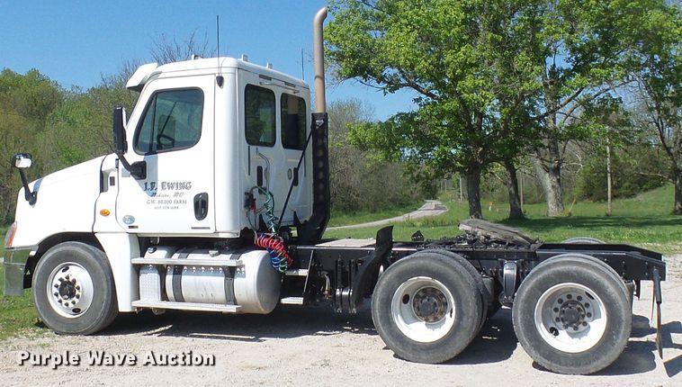 image for item DM2996 2012 Freightliner Cascadia 125  semi truck